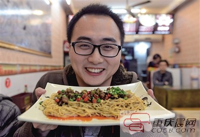 人大毕业年薪40万 重庆小伙北京辞职回渝学做小面！