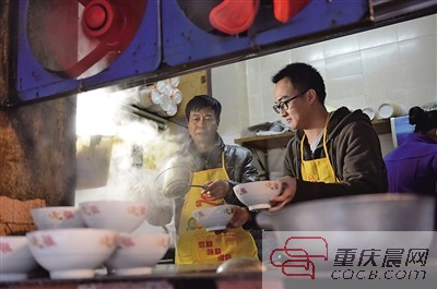 人大毕业年薪40万 重庆小伙北京辞职回渝学做小面！