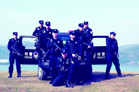 丰都特警是团结的“伐木累” 本组图片由通讯员 梁必升 摄