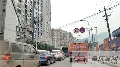 重庆多地现悬空电缆存隐患 小孩