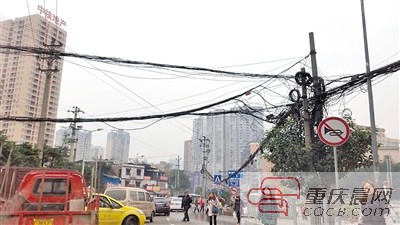 重庆多地现悬空电缆存隐患 小孩