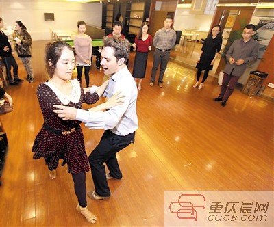 美国小伙来重庆“安居乐业”：白天做高管 晚上教探戈