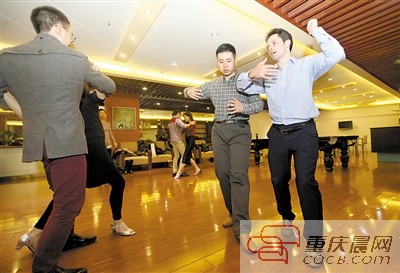 美国小伙来重庆“安居乐业”：白天做高管 晚上教探戈
