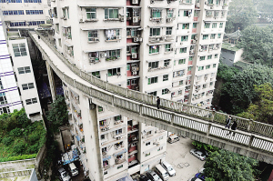 强不强？任性天桥穿楼房