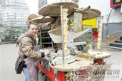 80后“豆浆哥”卖豆浆让顾客自取自付 两年没少一分钱
