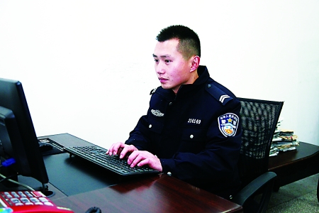 重庆警察“靠背哥”上央视新闻 60万网友点赞好民警