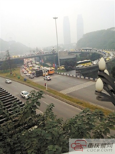 重庆昨日浓雾锁城 上班路上堵声一片