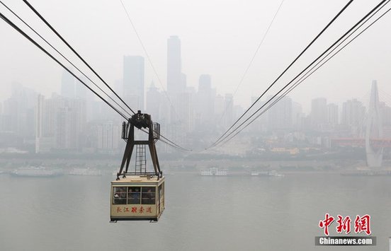 重庆遭遇雾霾天 远处城市被“深埋”