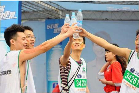 2013年重庆马拉松赛鸣枪 康师傅矿物质水为选手“加油”