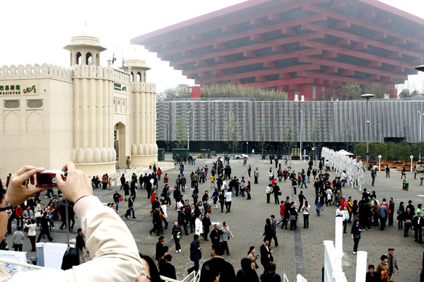 上海世博园迎来首场试运行