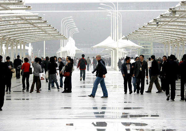 上海世博园迎来首场试运行