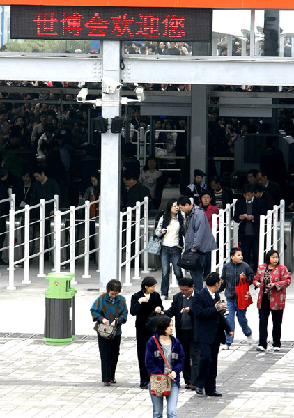 上海世博园迎来首场试运行