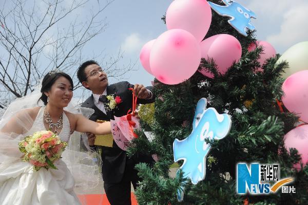 迎接世博会：上海12对新人集体婚礼迎世博