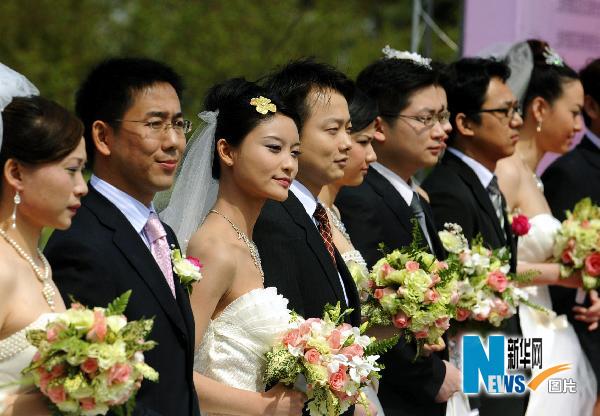迎接世博会：上海12对新人集体婚礼迎世博