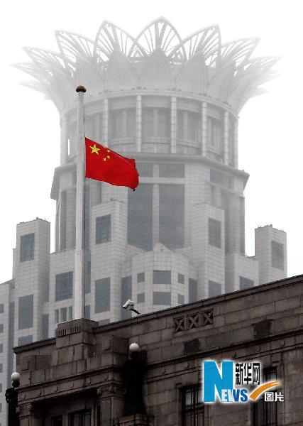 上海外滩降半旗哀悼玉树地震遇难同胞
