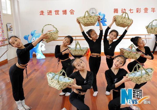 世博小演员紧张排练