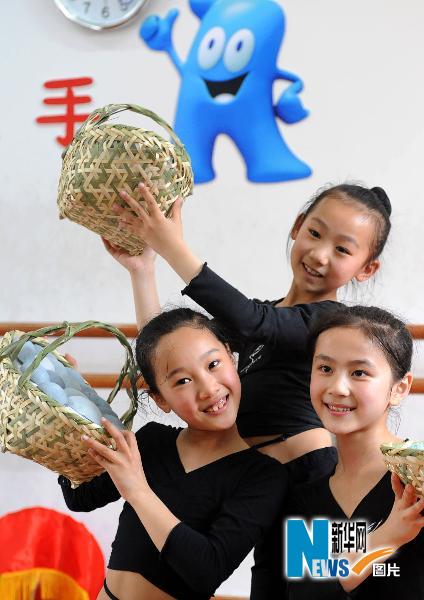 世博小演员紧张排练