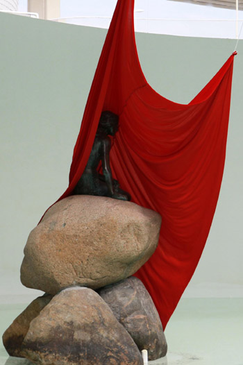“小美人鱼”雕像在上海世博会丹麦馆与观众见面