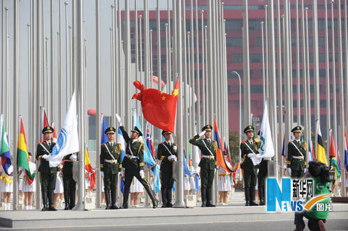 上海世博会旗林举行升旗仪式