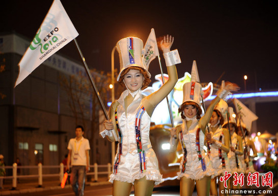 世博盛装夜巡游 花车美女尽显异域风情
