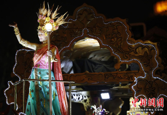 世博盛装夜巡游 花车美女尽显异域风情