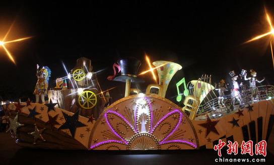 世博盛装夜巡游 花车美女尽显异域风情