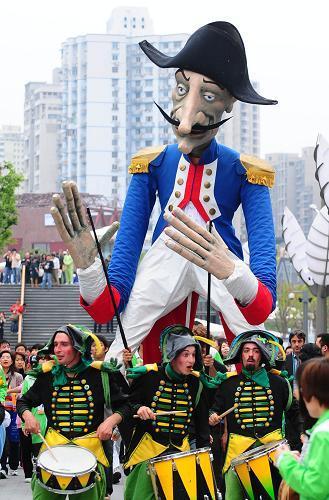 巨型木偶互动巡游 世博城市广场大狂欢(组图)