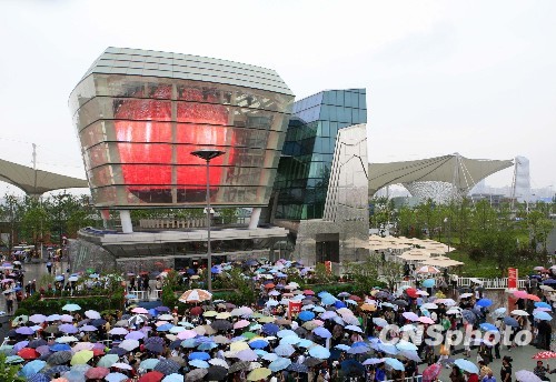 世博台湾馆第20万名游客获赠笔记本电脑