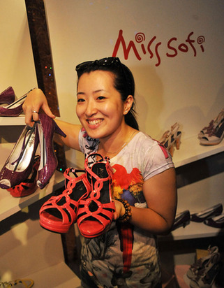 世博台湾馆第40万名幸运游客获赠50双品牌女鞋(图)