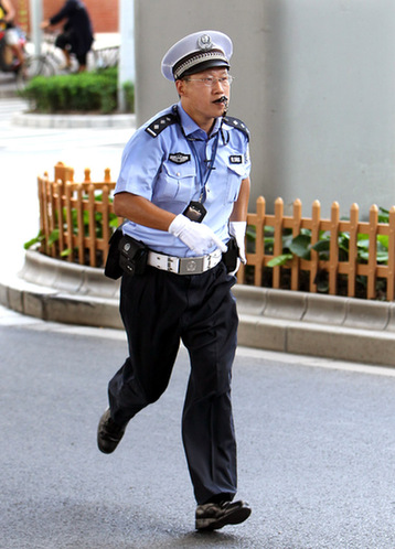 “奔奔交警”保世博畅通