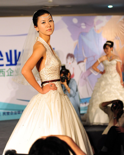中国航空馆携浦西企业馆上演服装秀