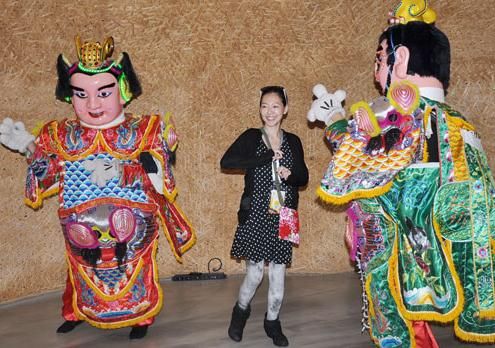 小S带全家逛上海世博会 台湾馆大跳台客舞(图)