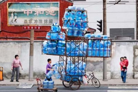 老外镜头下的上海“板车犀利哥”