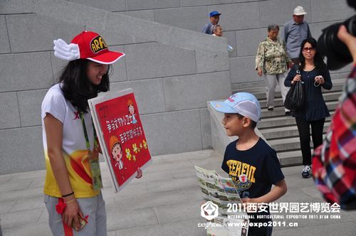 “大手拉小手,志愿永传递”--我校志愿者与小朋友一起庆六一