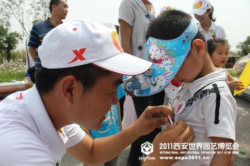 “大手拉小手,志愿永传递”--我校志愿者与小朋友一起庆六一