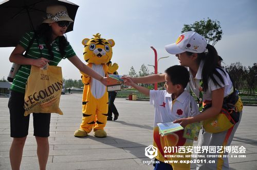 “大手拉小手,志愿永传递”--我校志愿者与小朋友一起庆六一