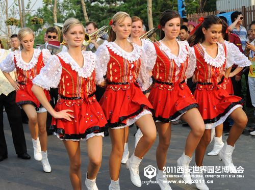 八位金发美女跳起桑巴