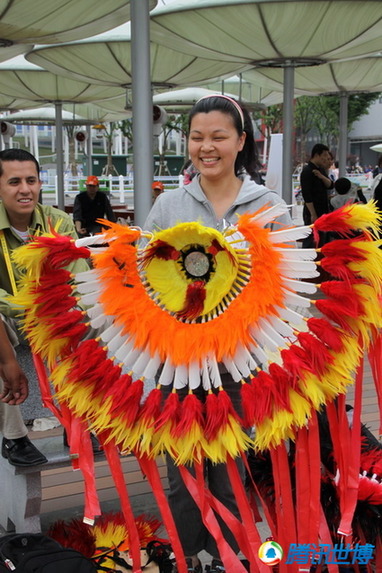 美国馆演出人员身着印第安酋长服游行