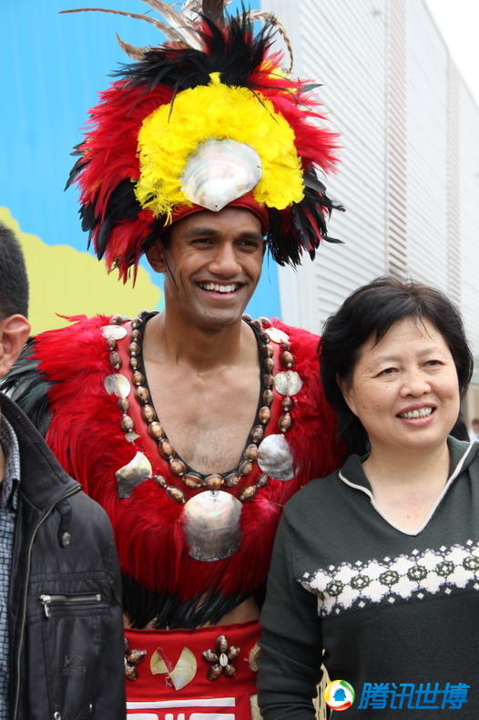 美国馆演出人员身着印第安酋长服游行