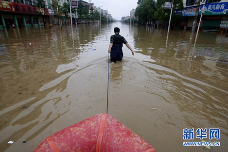 南方多省遭第二轮暴雨袭击 部分城市被洪水围困