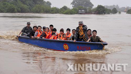 江西乐平遭暴雨袭击 150名被困村民安全转移