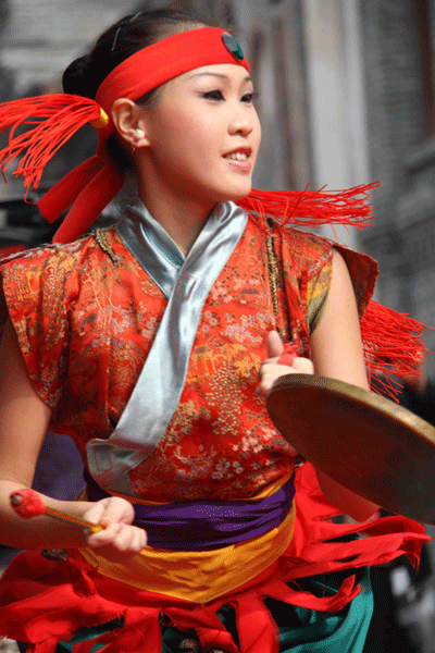 海峡两岸民间表演艺术踩街同台亮相