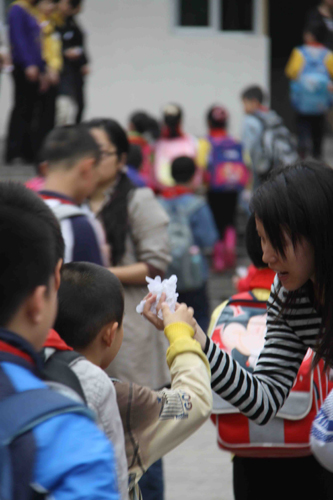 福建南平实验小学师生为遇难小伙伴默哀三分钟