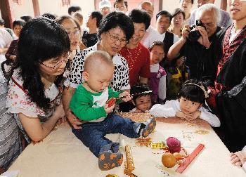 福州上演传统周岁祈福典礼