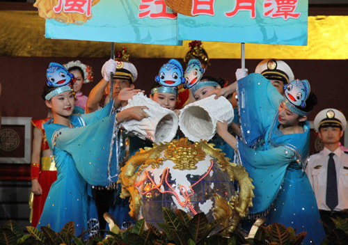 中国航海日：两岸互动“和谐之水”采集注入台湾海峡