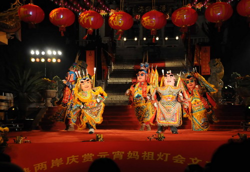 妈祖故乡福建湄洲岛万人游灯庆赏元宵