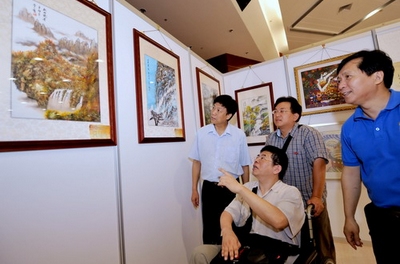 首届闽台残障人士书画摄影作品展在福州举办