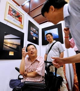 首届闽台残障人士书画摄影作品展在福州举办