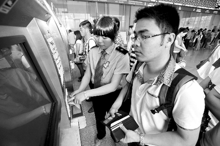 6月1日实名坐动车 高铁站解答购票带来的七疑问