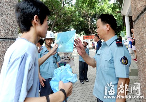 2011年福建高考今日开锣 庞大亲友团为考生助阵